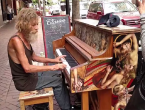 VIDEO: Beskućnik zasvirao piano pa postao viralni hit