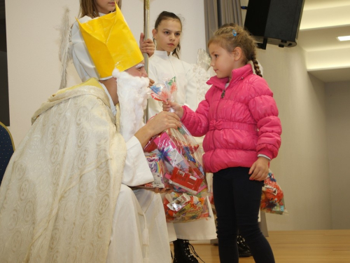 FOTO: Sv. Nikola razveselio mališane u Rumbocima