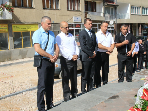 FOTO: Polaganjem vijenaca i svečanom sjednicom započelo obilježavanje Dana općine