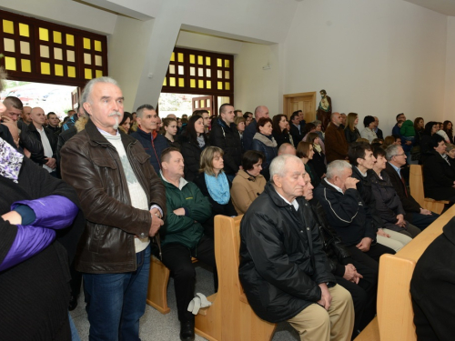 FOTO: Mons. dr. Pero Sudar blagoslovio novi križ i spomenik Stjepanu Džalti na Uzdolu