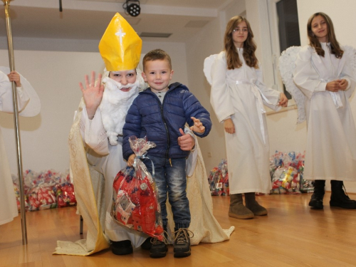 FOTO: Susret djece sa svetim Nikolom u Rumbocima