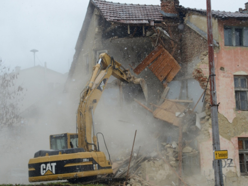 FOTO: Ruši se stara zgrada u Prozoru