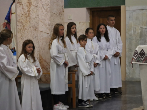 FOTO: U župi Rama-Šćit započela trodnevnica, prvašići darovani prigodnim darovima