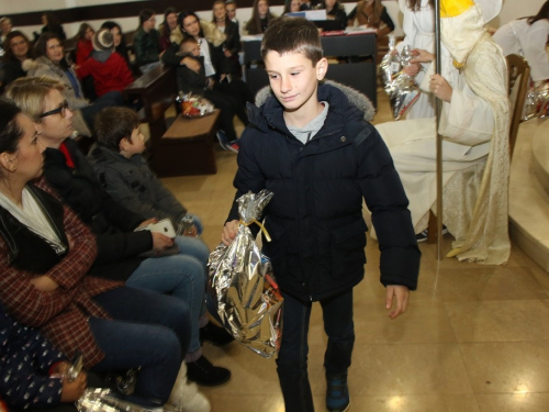 FOTO: Sv. Nikola podijelio paketiće djeci u Rumbocima