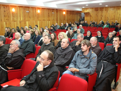 FOTO: Na Šćitu predstavljen zbornik radova ''Nepomireno društvo - nepomirena pamćenja''