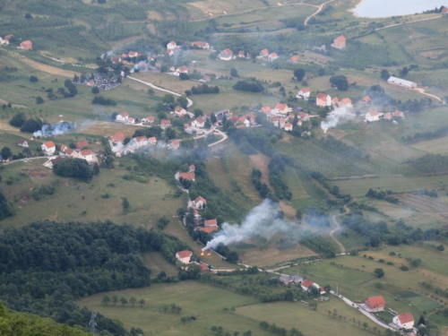 FOTO: Paljenjem svitnjaka Rama dočekuje sv. Ivu