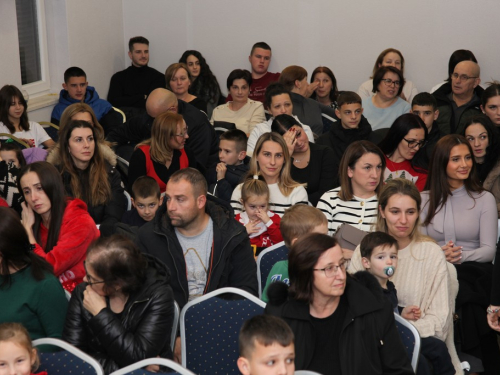 FOTO: Božićna priredba u župi Rumboci
