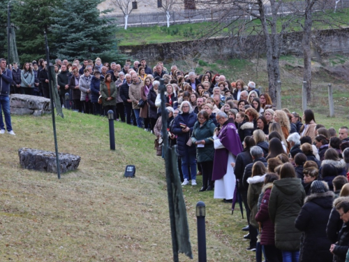 FOTO: Put križa kroz fratarski gaj na Šćitu