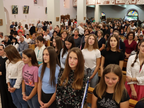 FOTO: Započela trodnevnica u župi Rama-Šćit, prvašići darovani prigodnim darovima