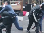 VIDEO: Skočio na leđa naoružanom pljačkašu