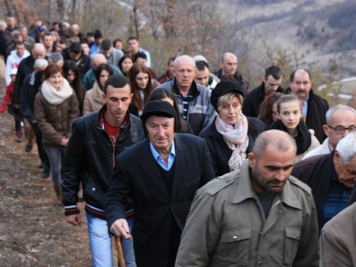 FOTO: Vlč. mr. Pero Brajko predvodio Križni put na Uzdolu