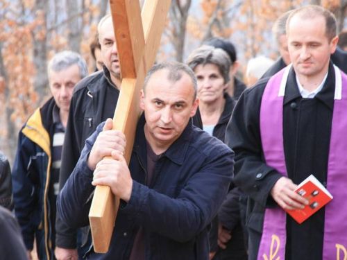 FOTO: Vlč. mr. Pero Brajko predvodio Križni put na Uzdolu