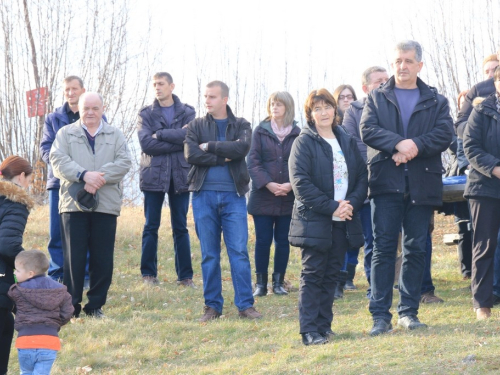 FOTO: Vlč. Stipo Knežević predvodio križni put na Uzdolu