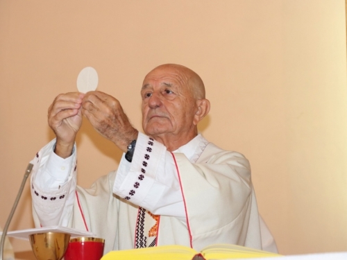 FOTO: Zlatna misa mons. Ante Meštrovića i Dan posvete crkve i duhovnih zvanja u župi Prozor