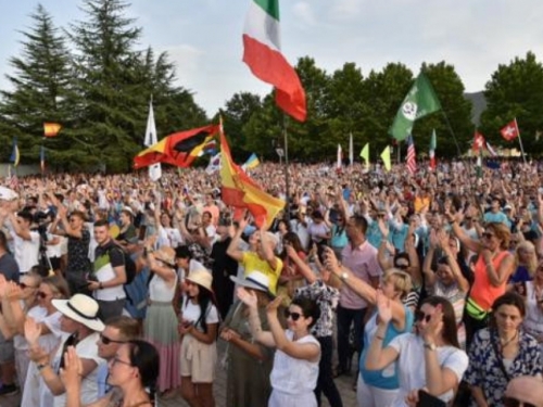 U Međugorju tisuće mladih, papa Franjo poslao poruku