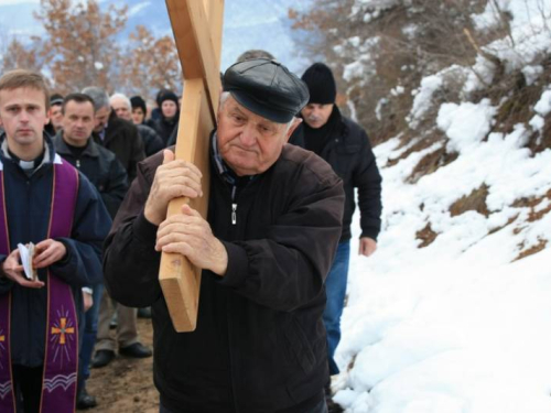 FOTO: Vlč. Ivan Karača predvodio Križni put na Uzdolu