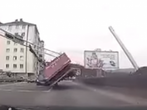 Pogledajte kako je neoprezni vozač kamiona u BiH srušio semafor
