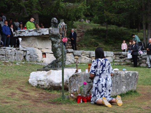 FOTO: Na Vranu služena sv. misa za poginule duvandžije