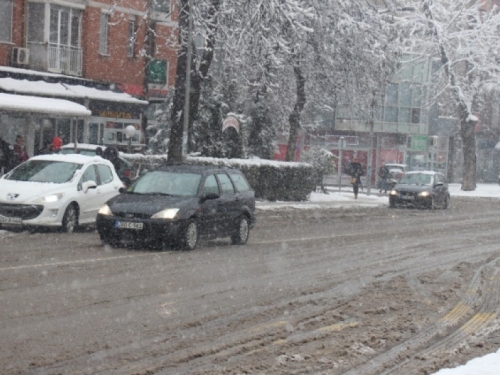 Upozorenje za vozače: Snijeg, mokar kolnik, jaki udari vjetra...