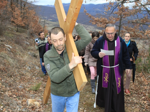 FOTO: Fra Andrija Jozić predvodio križni put na Uzdolu