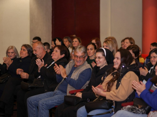 FOTO/VIDEO: Večer folklora u Prozoru