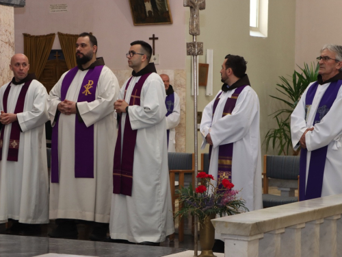 FOTO: Križni put mladih Fojničkog arhiđakonata u župi Rama-Šćit