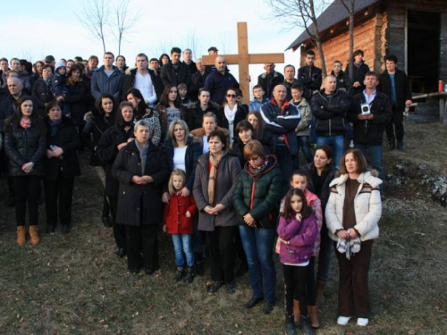 FOTO: Fra Andrija Jozić predvodio Križni put na Uzdolu