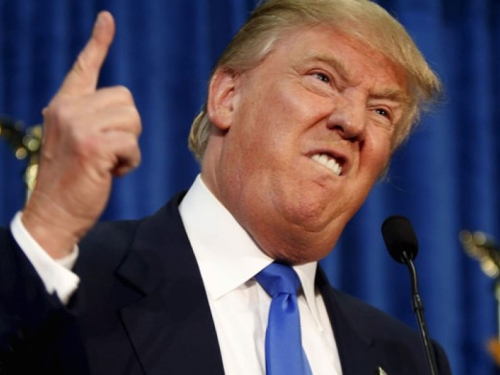 Trump napustio ceremoniju prije potpisivanja izvršnih naredbi