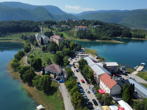 FOTO: Na Šćitu svečano proslavljena Velika Gospa i Mlada misa fra Mile Belje