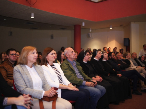 FOTO/VIDEO: Večer folklora u Prozoru