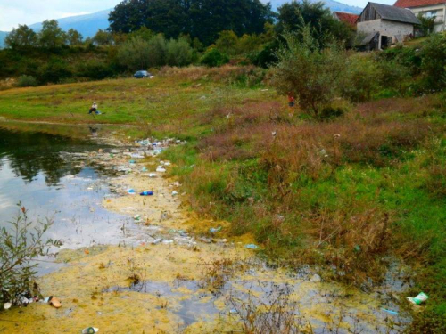 Nesavjesni ribolovci ostavljaju hrpe smeća na obalama Ramskog jezera!