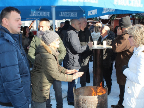 FOTO: U Prozoru svečano otvoren Božićni sajam