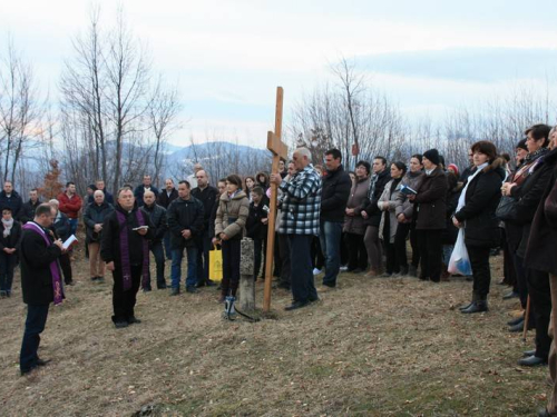 FOTO: Vlč. mr. Pero Brajko predvodio Križni put na Uzdolu