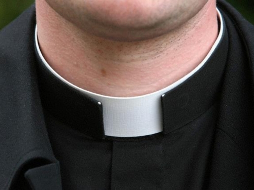 Papa Franjo omogućit će katoličkim svećenicima da se žene