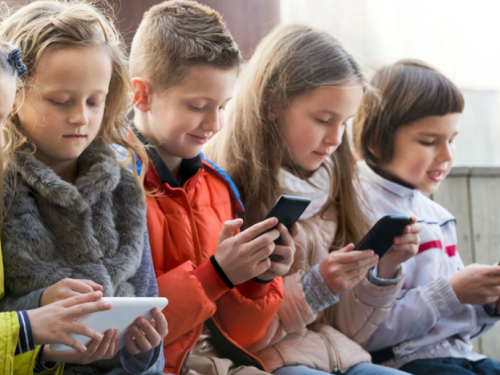 Dobro razmislite prije nego djeci dadnete mobitel za igru