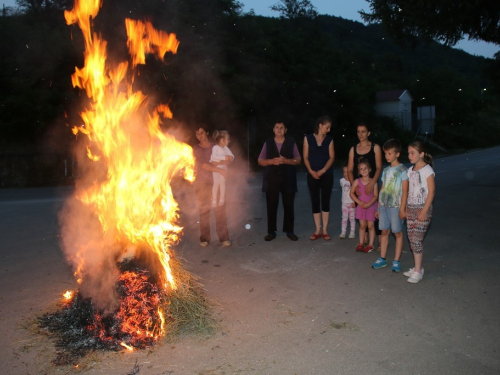 FOTO: Paljenjem svitnjaka Rama dočekuje sv. Ivu