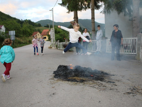 FOTO: Paljenjem svitnjaka Rama dočekuje sv. Ivu