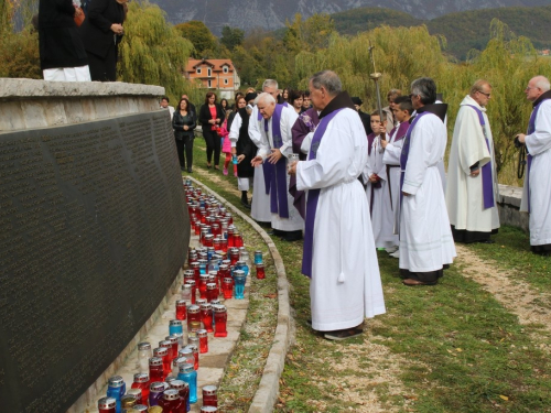 FOTO: Dan sjećanja na ramske žrtve u župi Rama-Šćit