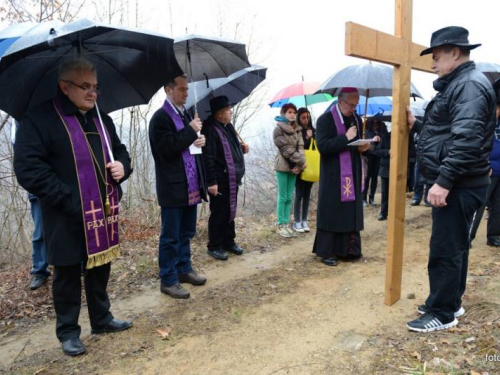 FOTO: Mons. dr. Pero Sudar predvodio misu i Križni put na Uzdolu