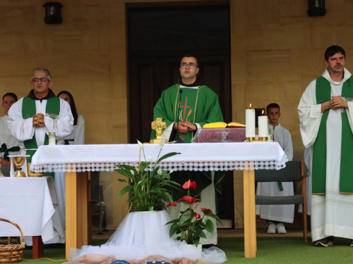 FOTO: Započela trodnevnica na Šćitu uoči Male Gospe, prvi dan posvećen školarcima