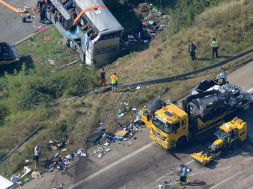 Njemačka: Devet osoba poginulo u stravičnom sudaru čak tri autobusa!