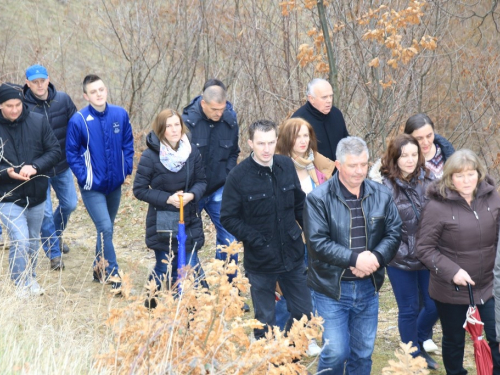 FOTO: Fra Andrija Jozić predvodio križni put na Uzdolu