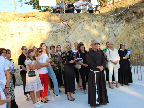 FOTO/VIDEO: Blagoslov temelja Knjižnice i Galerije Franjevačkog samostana Rama-Šćit