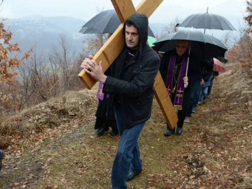 FOTO: Mons. dr. Pero Sudar predvodio misu i Križni put na Uzdolu