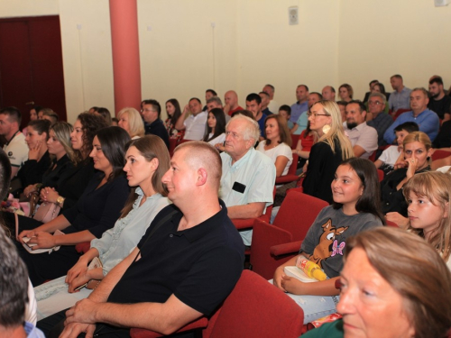 FOTO: Promovirana knjiga ''Nikada nećeš hodati sam'' autorice Adrijane Prskalo