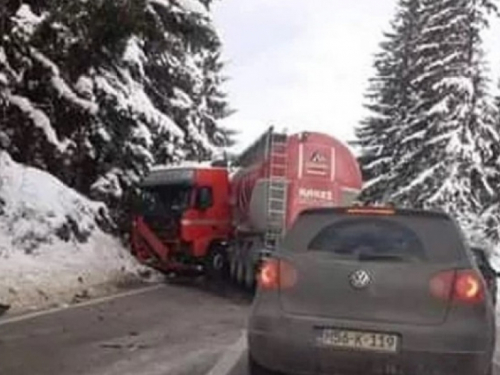 Sudar kod Olova: Poginuo bračni par, dijete u teškom stanju