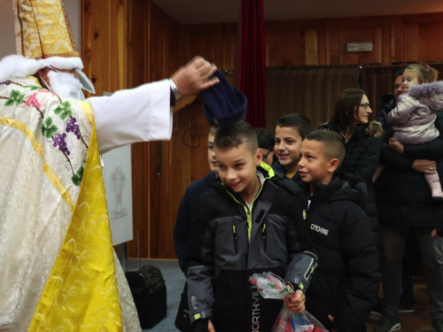 FOTO: Sv. Nikola i ove godine razveselio djecu u župi Rama-Šćit