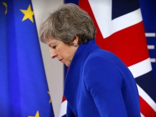 Oslabljena May ide u Bruxelles tražiti pomoć za Brexit