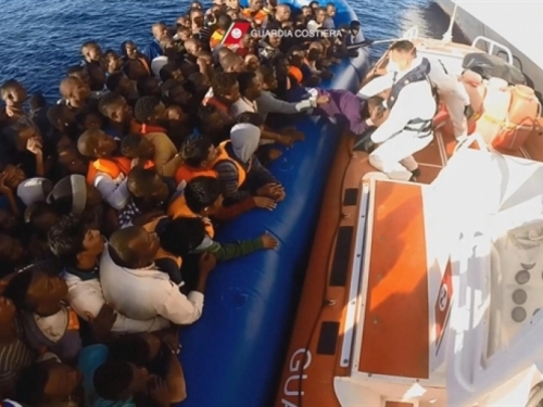 Tisuću migranata spašeno u Sredozemnom moru, jedna žena poginula