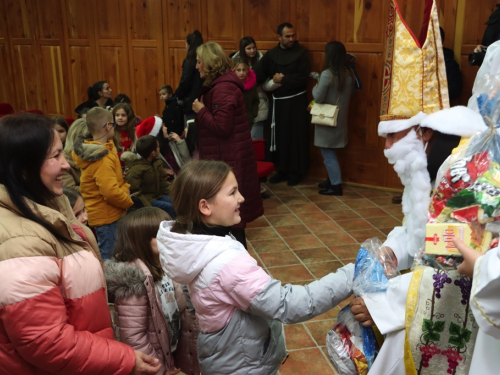 FOTO: Sv. Nikola i ove godine razveselio djecu u župi Rama-Šćit